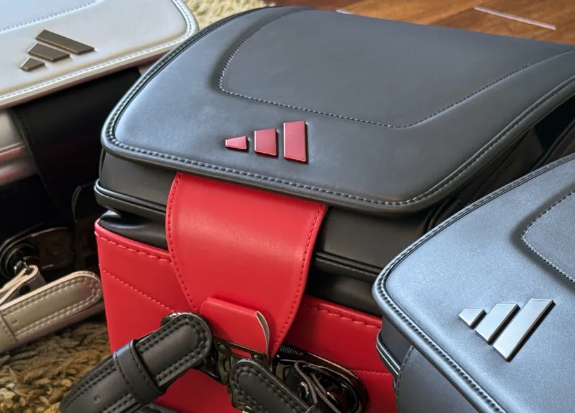 アディダスロゴプレートが連動したデザイン