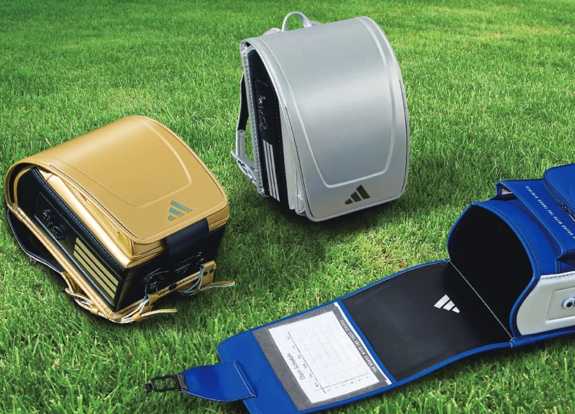 裏にはロゴプリントが施されいる