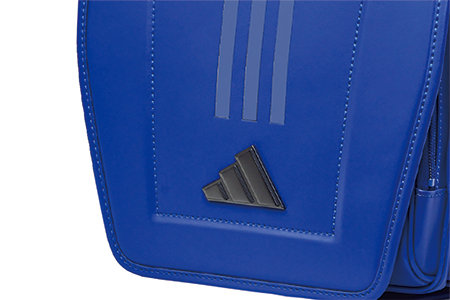 アディダスロゴプレートが連動したデザイン