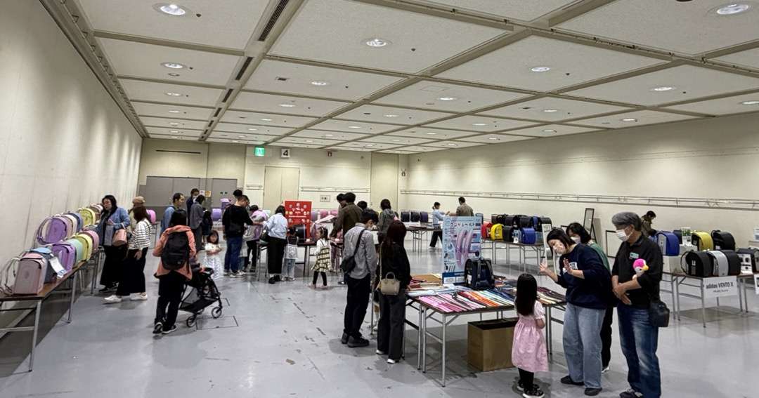 家族連れで賑わうララちゃんランドセル展示会の会場全景
