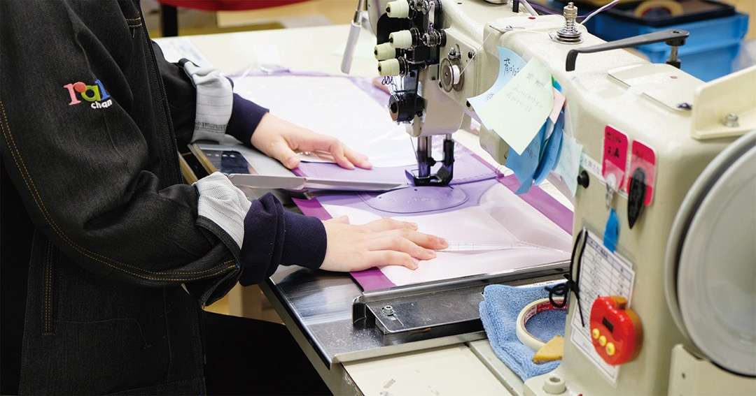ランドセル大マチ内部に特殊圧縮板を張り合わせる職人の作業