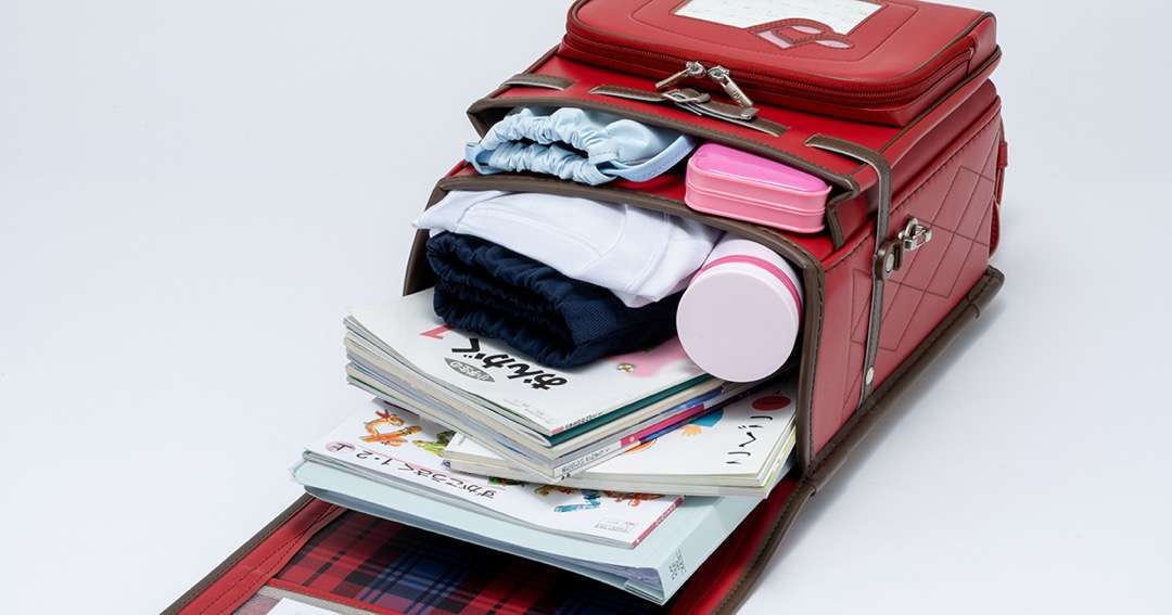 教科書・ノート・タブレットなどの荷物が入ったララちゃんランドセルの中身。容量と収納の分け方がわかる