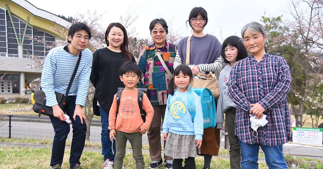展示会で祖父母と一緒にランドセルを選ぶ家族